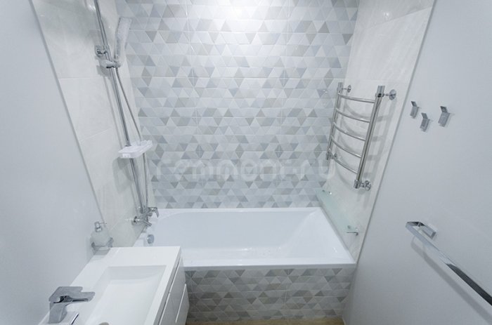 Акриловая ванна в ванной комнате 170x170